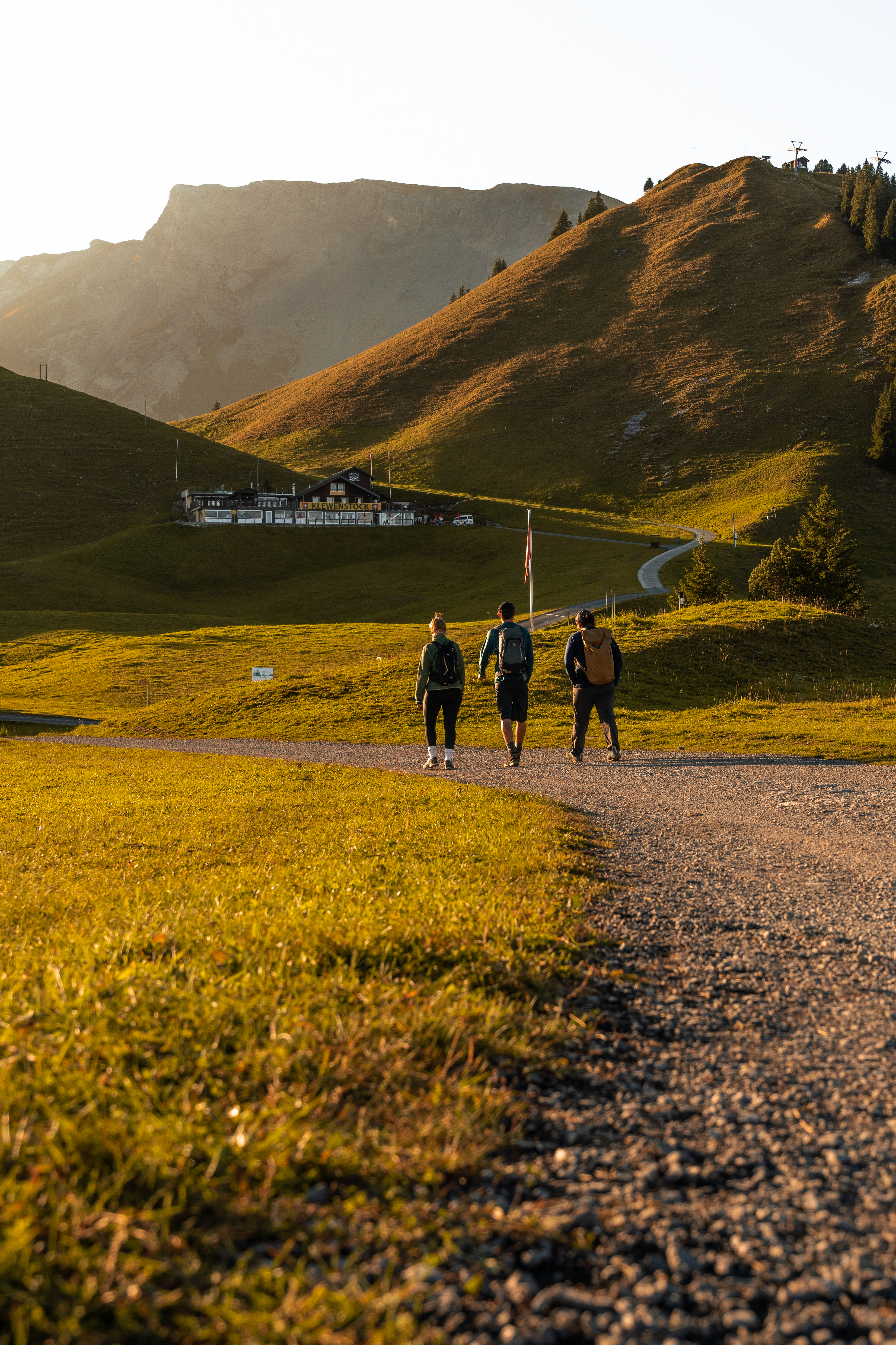 Eine Gruppe am Wandern Richtung Klewenstock im Herbst.