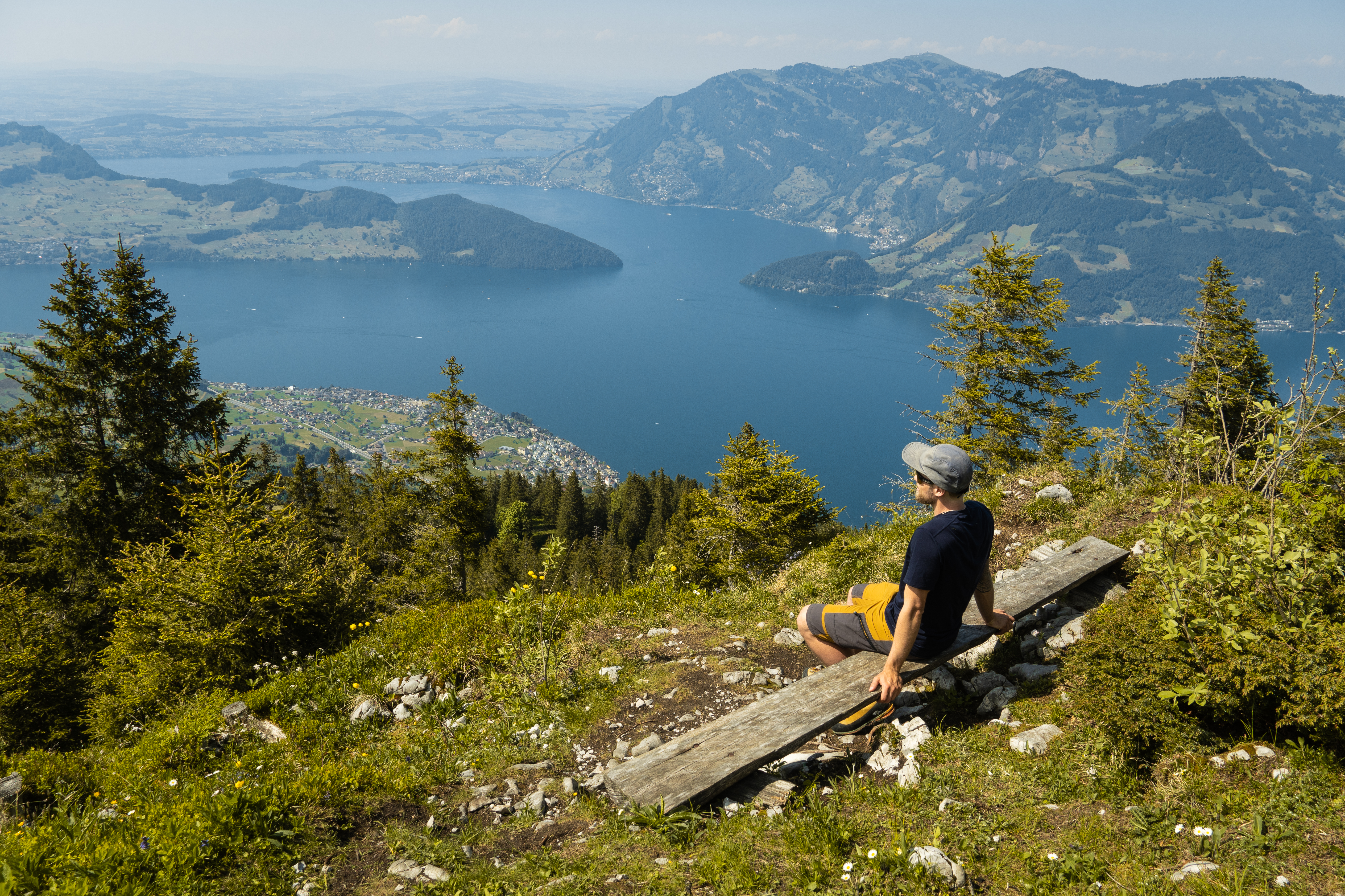 Eine Person geniesst die Aussicht auf den Vierwaldstättersee am Stollen auf der Klewenalp.