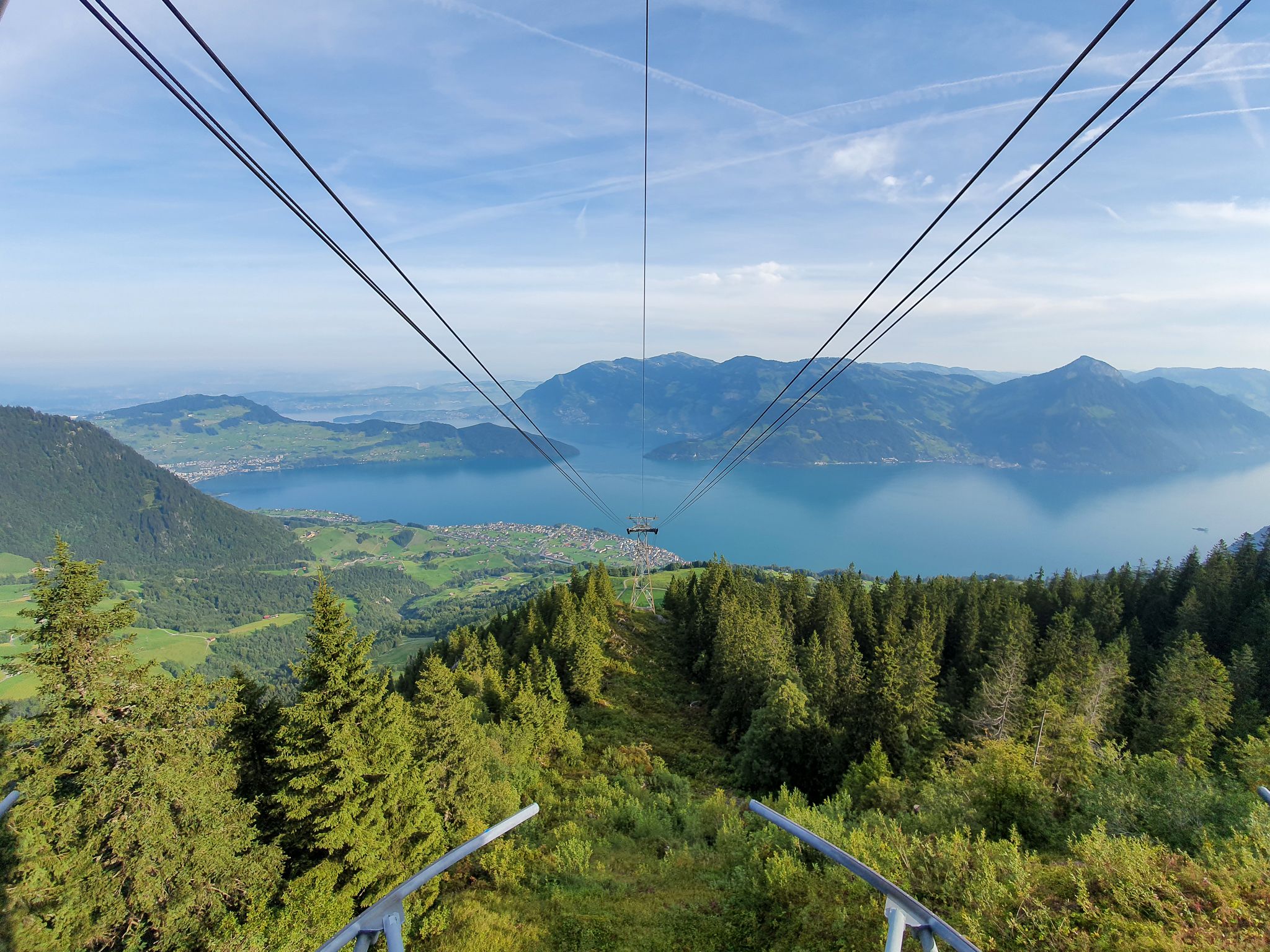 Blick im Sommer von der Bergstation in Richtung Talstation der Luftseilbahn Beckenried-Klewenalp mit den Vierwaldstättersee im Hintergrund