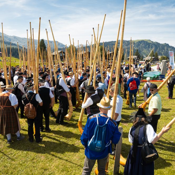 Der Weltrekord des grössten Alphorn-Ensembles mit 1006 Alphornbläser auf der Klewenalp im Sommer 2024.