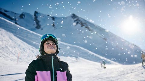 Ein Kind im Schnee auf der Klewenalp-Stockhütte