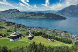 Die zwei Kabinen der Luftseilbahn Beckenried-Klewenalp kreuzen sich. Ausblick auf Beckenried und den Vierwaldstättersee.