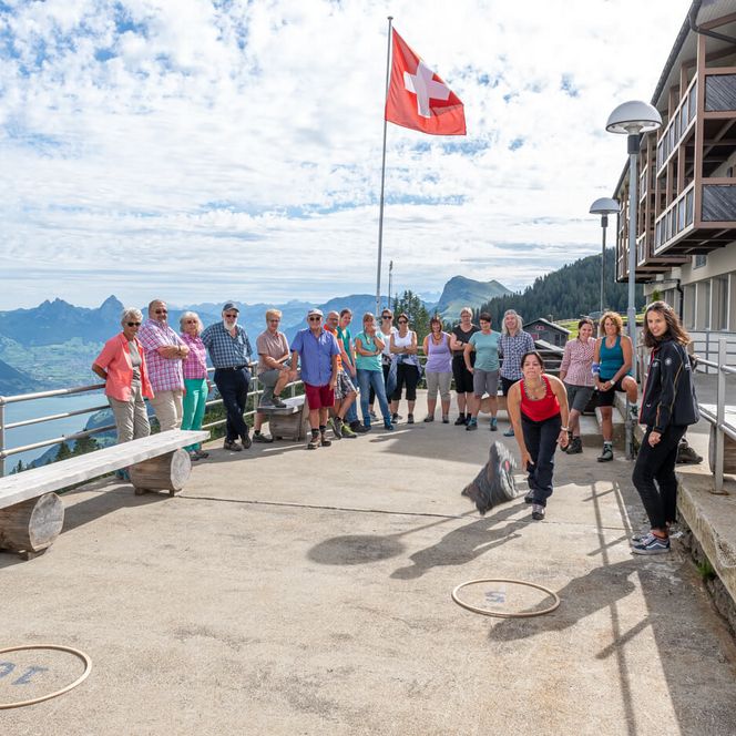 Viele unterschätzen das Wanderschuhwerfen. Es ist nicht so einfach wie es aussieht, dass der Wanderschuh wirklich im gewünschten Ring landet und nicht davon hüpft.