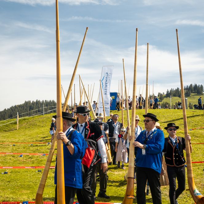 Der Weltrekord des grössten Alphorn-Ensembles mit 1006 Alphornbläser auf der Klewenalp im Sommer 2024.