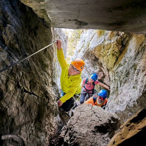 Eine Familie in der Höhle beim Klettersteig Ergglen auf der Klewenalp.