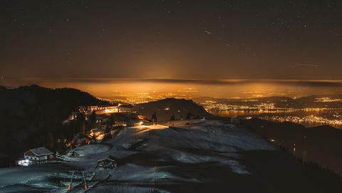 Der Ausblick nachts mit den Lichtern der Stadt Luzern von der Klewenalp.
