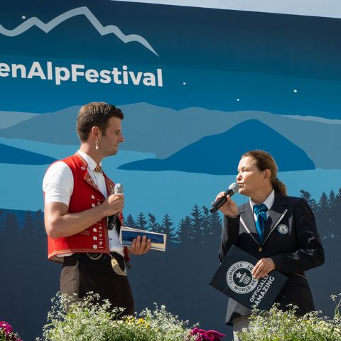 Nicolas Senn interviewt eine Vertreterin von Guinness World Records am Alphorn-Weltrekord auf der Klewenalp.