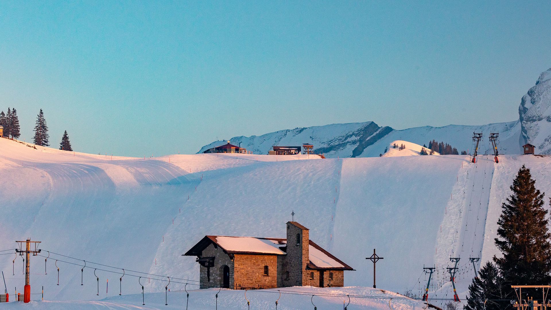 Die Skilifte Junior und Klewenstock und die Klewenkapelle liegen mitten in verschneiten Pisten.