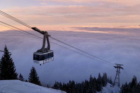Die weisse Kabine der Luftseilbahn Beckenried-Klewenalp schwebt über dem Nebelmeer.