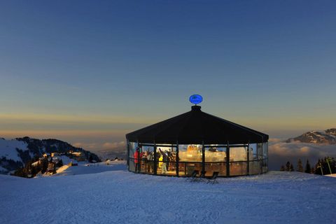 In einer wunderbaren Abendstimmung präsentiert sich die PanoramaBar auf der Klewenalp.