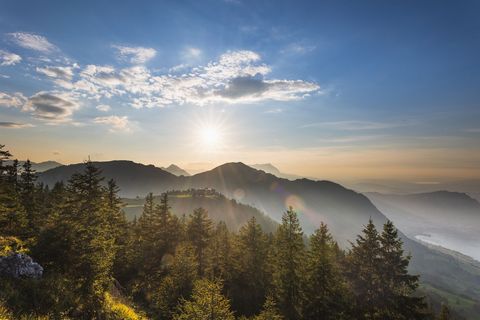 Sonnenaufgang im Sommer vom Aussichtspunkt Stollen fotografiert in Richtung Bergstation Klewenalp