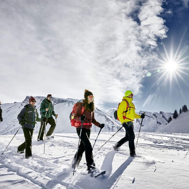 Wie herrlich! Die Schneeschuhläufer auf der Klewenalp geniessen die herrliche Sonne und das Winterwunderland bei ihrer Tour im Neuschnee.