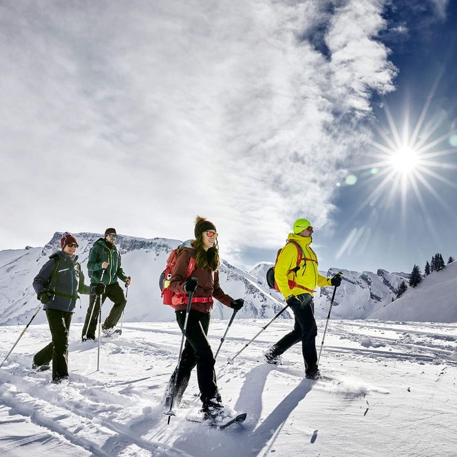 Wie herrlich! Die Schneeschuhläufer auf der Klewenalp geniessen die herrliche Sonne und das Winterwunderland bei ihrer Tour im Neuschnee.