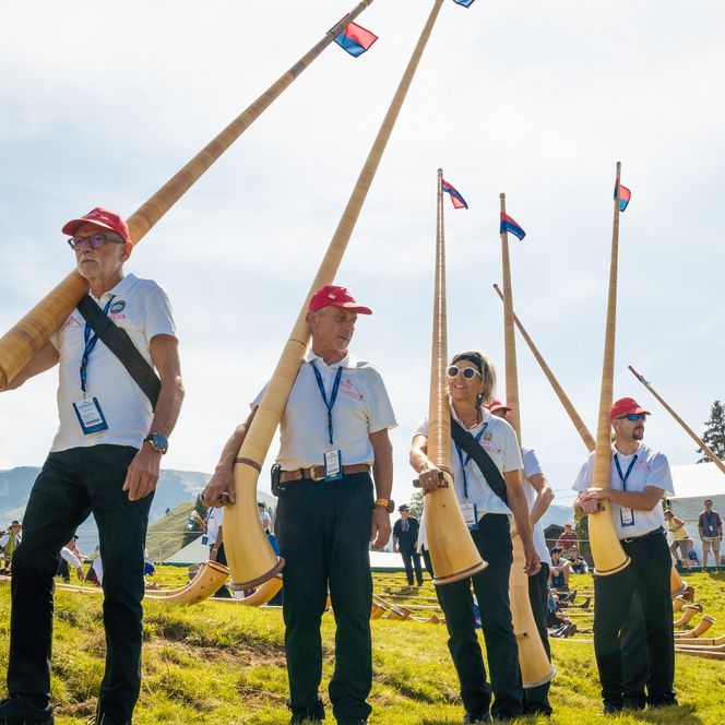 Der Weltrekord des grössten Alphorn-Ensembles mit 1006 Alphornbläser auf der Klewenalp im Sommer 2024.