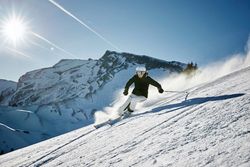 Die bestens präparierten Pisten auf der Klewenalp-Stockhütte machen es den Skifahrern einfach perfekte Carving-Schwünge zu ziehen.
