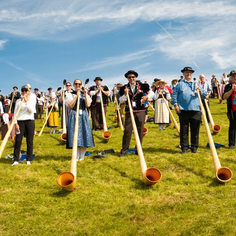 Der Weltrekord des grössten Alphorn-Ensembles mit 1006 Alphornbläser auf der Klewenalp im Sommer 2024.