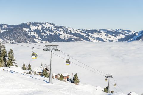 Gondelbahn Emmetten-Stockhütte im Winter über dem Nebelmeer.