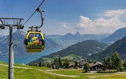 Gondelbahn Emmetten-Stockhütte im Sommer mit den Mythen im Hintergrund