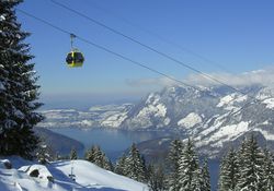 Gondelbahn Emmetten-Stockhütte im Winter mit dem Vierwaldstättersee im Hintergrund