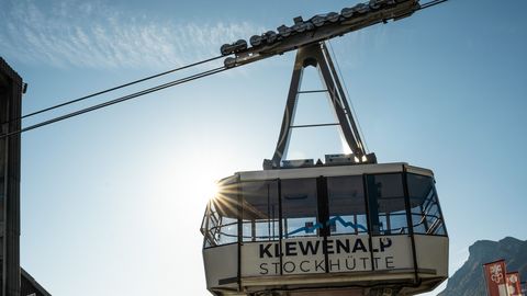 Weisse Gondel der Luftseilbahn Klewenalp im Sommer.